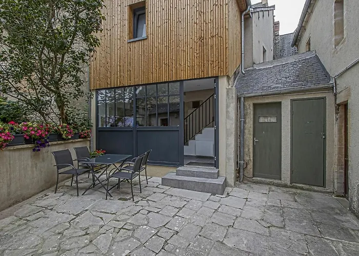 La Cour Des Teinturiers